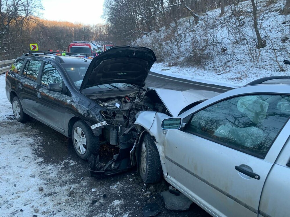 Accident în județul Sibiu. Un tânăr a pierdut controlul mașinii. Trei persoane au ajuns la spital GALERIE FOTO - Imaginea 5