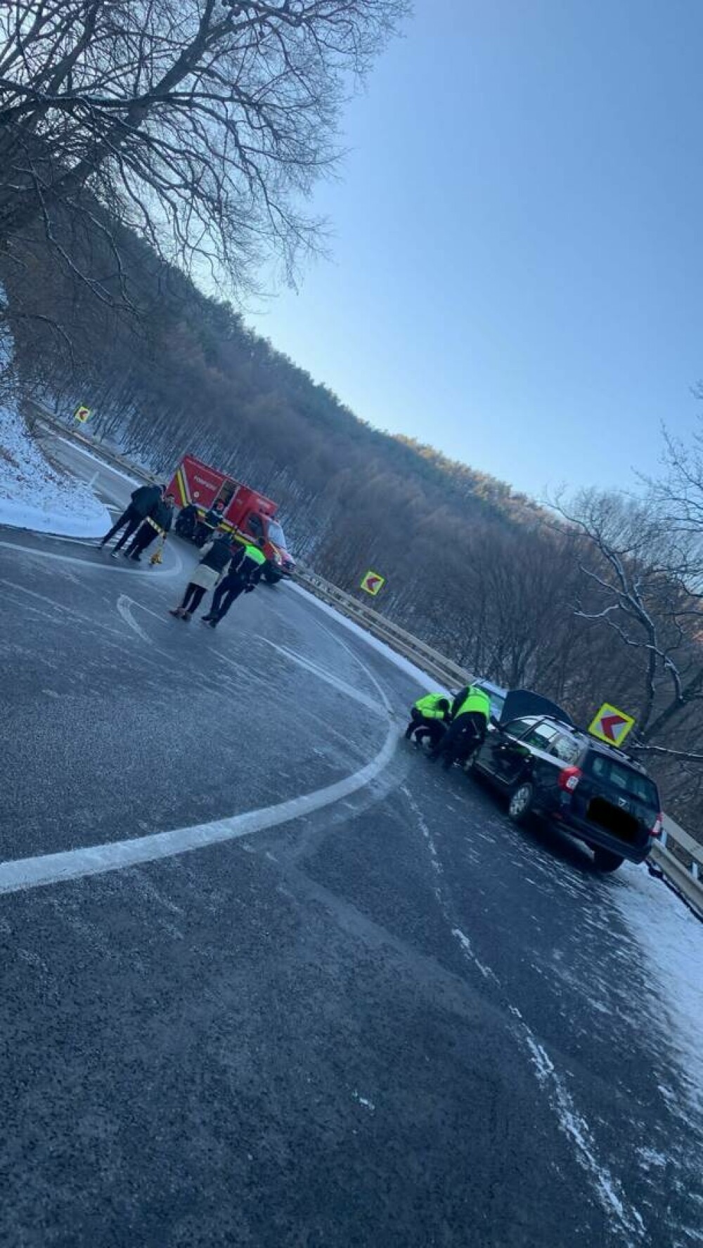 Accident în județul Sibiu. Un tânăr a pierdut controlul mașinii. Trei persoane au ajuns la spital GALERIE FOTO - Imaginea 6