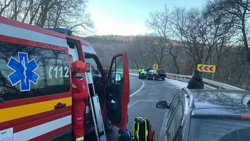 Accident în județul Sibiu. Un tânăr a pierdut controlul mașinii. Trei persoane au ajuns la spital GALERIE FOTO - Imaginea 7