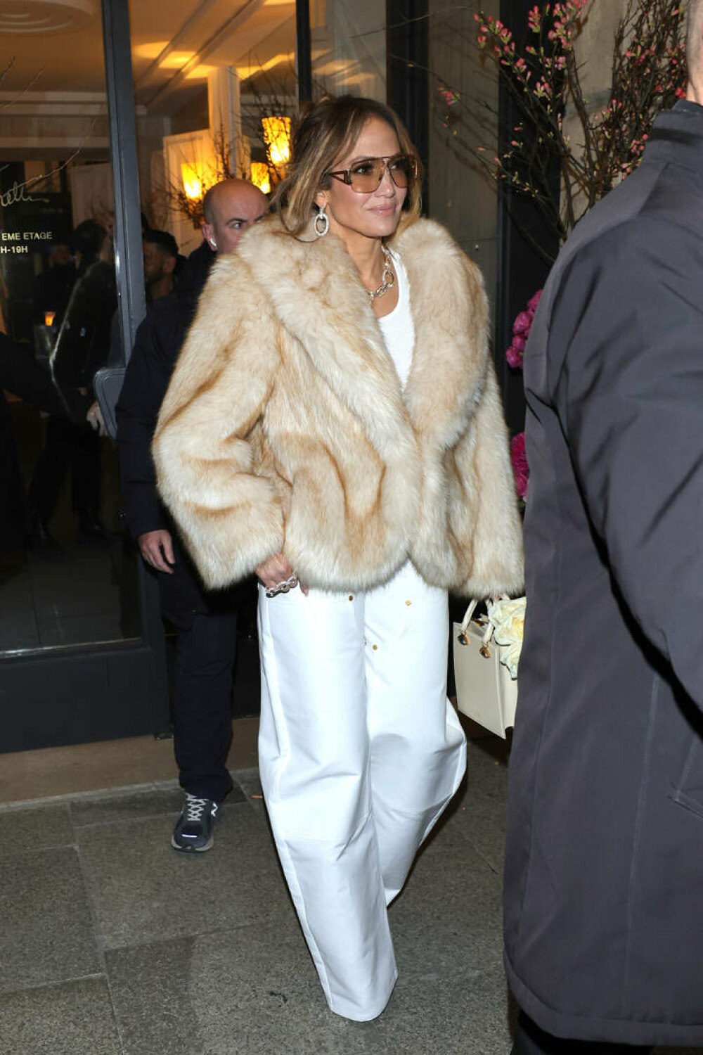 Jennifer Lopez, apariție spectaculoasă la Paris Fashion Week. Cum a fost surprinsă de paparazzi. GALERIE FOTO - Imaginea 1