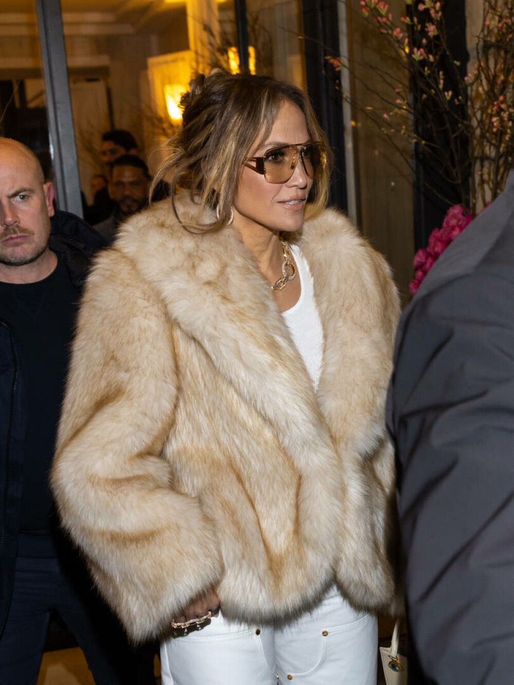 Jennifer Lopez, apariție spectaculoasă la Paris Fashion Week. Cum a fost surprinsă de paparazzi. GALERIE FOTO - Imaginea 2