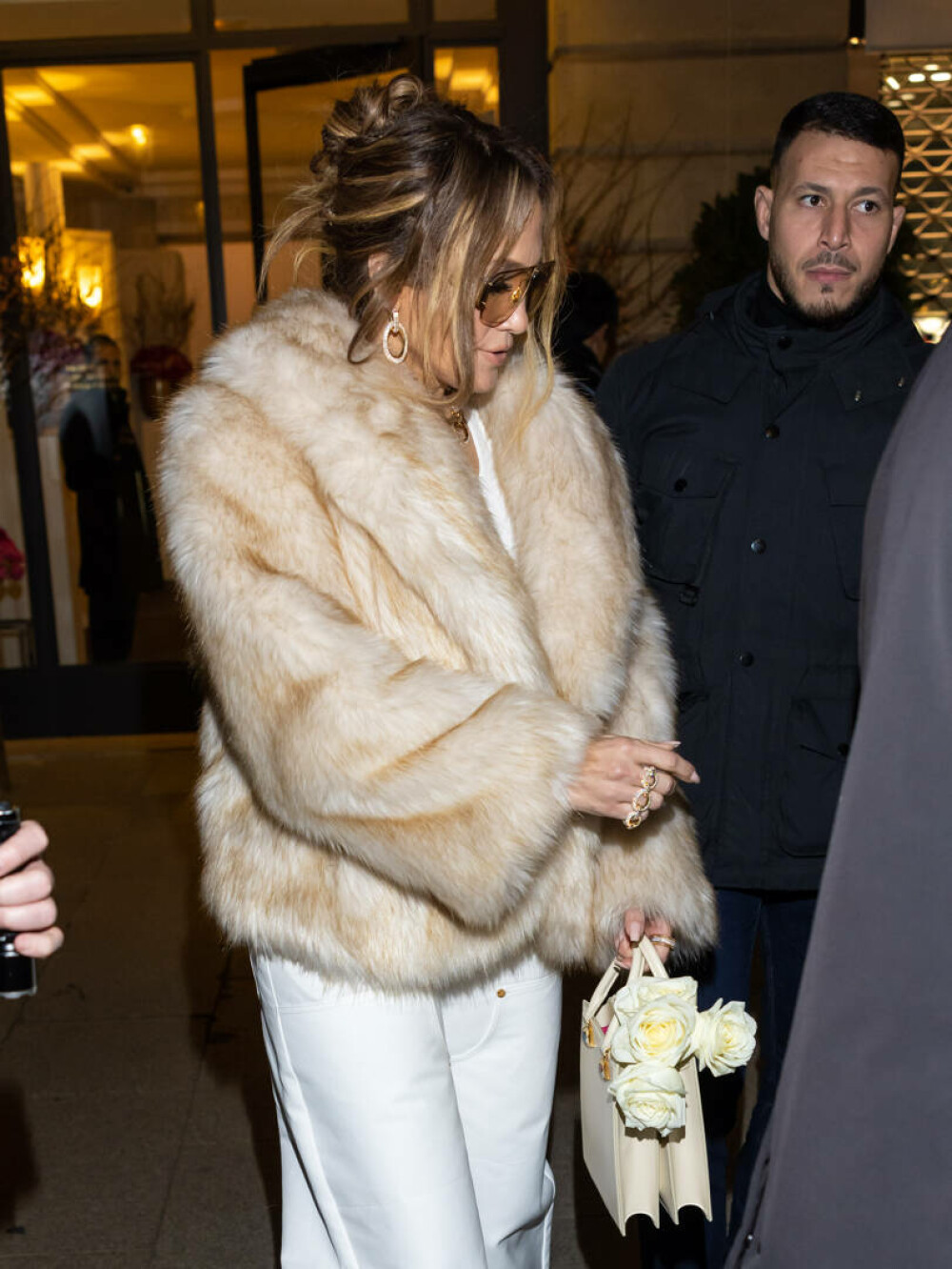 Jennifer Lopez, apariție spectaculoasă la Paris Fashion Week. Cum a fost surprinsă de paparazzi. GALERIE FOTO - Imaginea 4