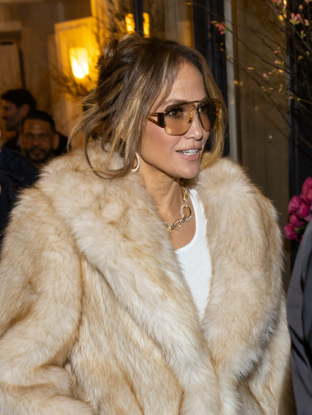 Jennifer Lopez, apariție spectaculoasă la Paris Fashion Week. Cum a fost surprinsă de paparazzi. GALERIE FOTO - Imaginea 5