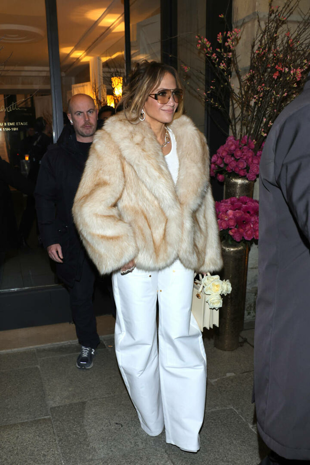 Jennifer Lopez, apariție spectaculoasă la Paris Fashion Week. Cum a fost surprinsă de paparazzi. GALERIE FOTO - Imaginea 6