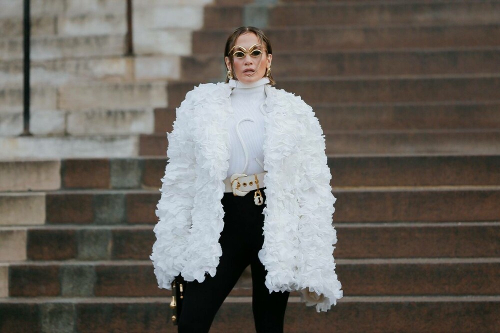 Jennifer Lopez, apariție spectaculoasă la Paris Fashion Week. Cum a fost surprinsă de paparazzi. GALERIE FOTO - Imaginea 9