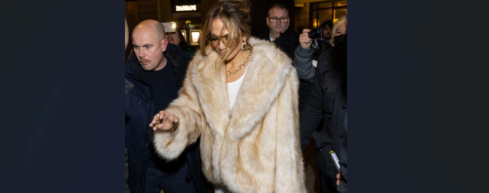 Jennifer Lopez, apariție spectaculoasă la Paris Fashion Week. Cum a fost surprinsă de paparazzi. GALERIE FOTO - Imaginea 10