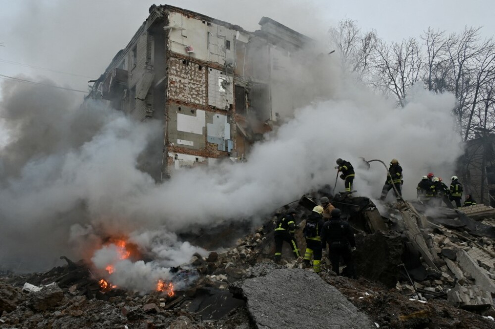 Atac nemilos al Rusiei asupra orașelor Kiev și Harkov. Blocurile locuite, vizate cu rachete: 4 morți și 60 de răniți - Imaginea 1