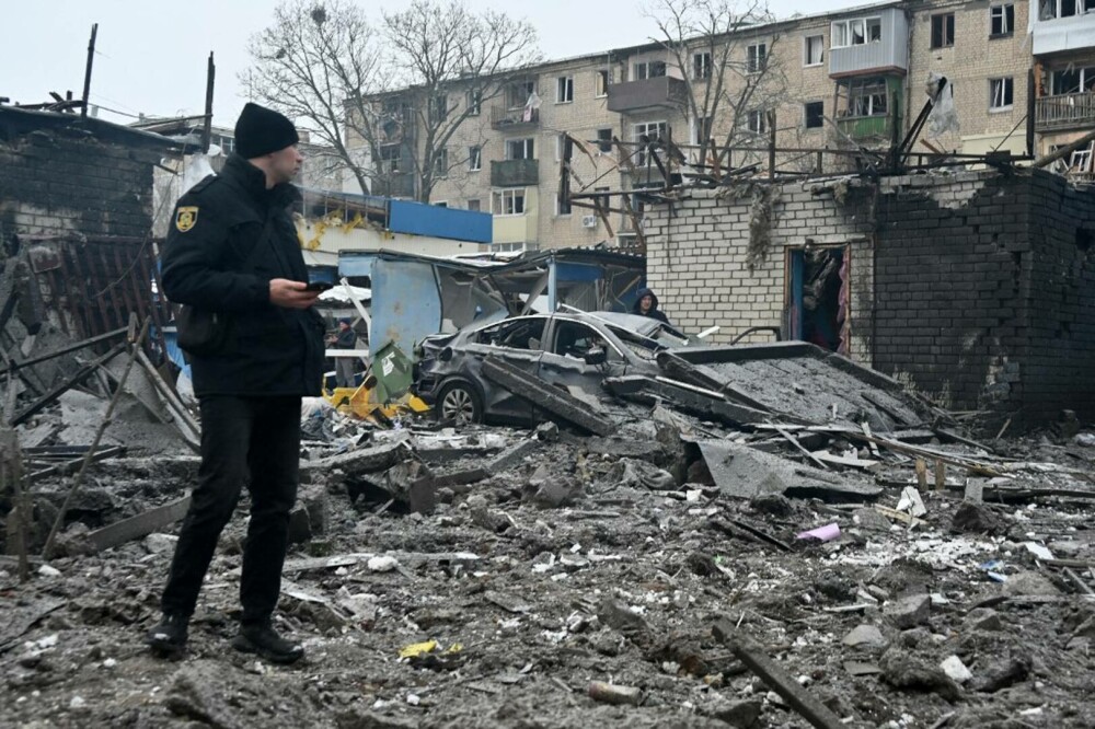Atac nemilos al Rusiei asupra orașelor Kiev și Harkov. Blocurile locuite, vizate cu rachete: 4 morți și 60 de răniți - Imaginea 2