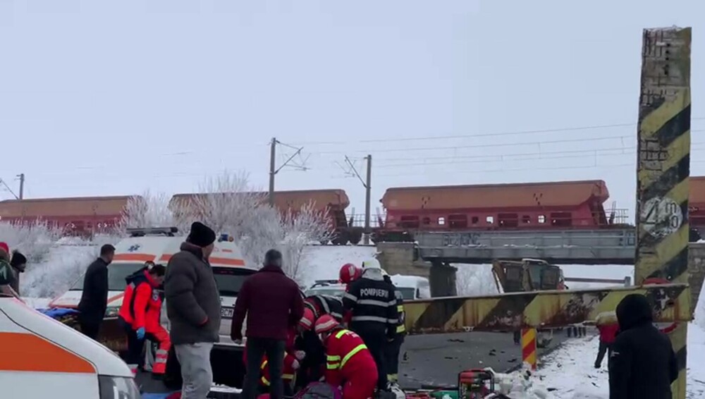 Un buldoexcavator a lovit un limitator de înălţime, care a căzut peste o mașină, în Olt. Un om a murit, doi sunt răniți - Imaginea 1