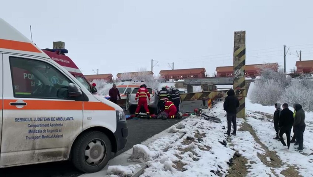 Un buldoexcavator a lovit un limitator de înălţime, care a căzut peste o mașină, în Olt. Un om a murit, doi sunt răniți - Imaginea 4