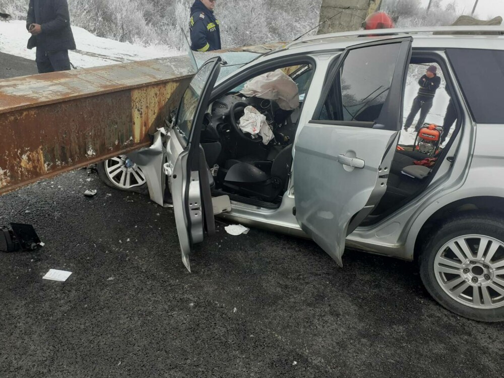 Un buldoexcavator a lovit un limitator de înălţime, care a căzut peste o mașină, în Olt. Un om a murit, doi sunt răniți - Imaginea 6