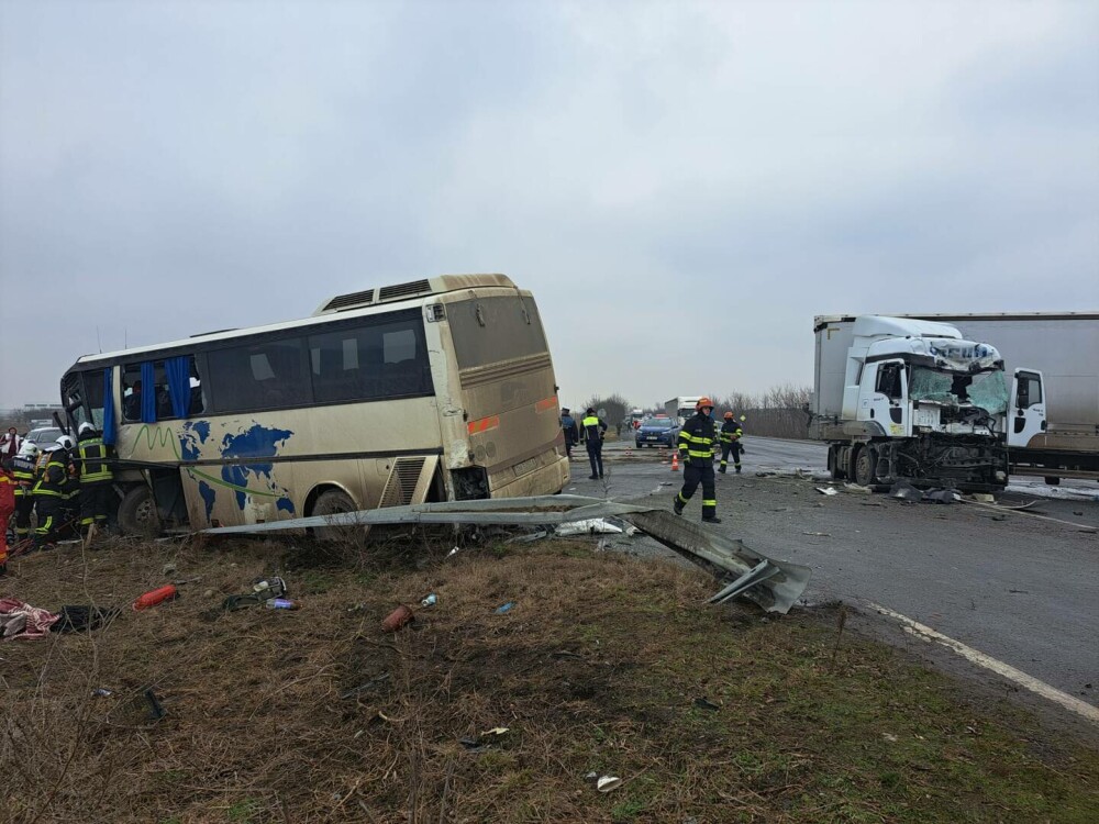Accident între un TIR şi un autobuz, în Timiș. Sunt 11 victime, s-a activat Planul Roșu de Intervenție. VIDEO - Imaginea 2