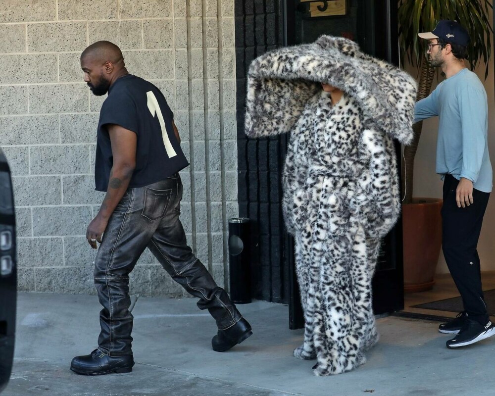 Bianca Censori, din nou în centrul atenției. Soția lui Kanye West a purtat o ținută din blană extravagantă. GALERIE FOTO - Imaginea 2