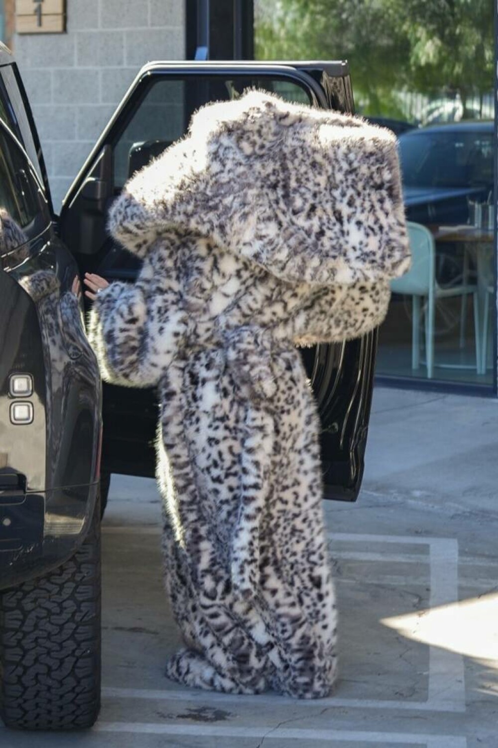 Bianca Censori, din nou în centrul atenției. Soția lui Kanye West a purtat o ținută din blană extravagantă. GALERIE FOTO - Imaginea 6