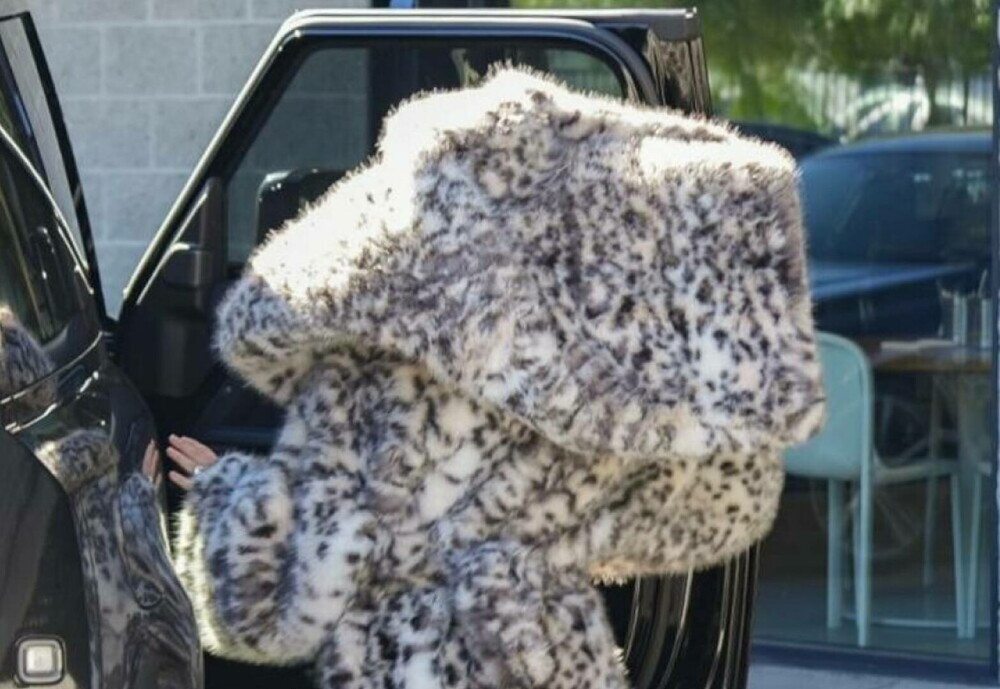 Bianca Censori, din nou în centrul atenției. Soția lui Kanye West a purtat o ținută din blană extravagantă. GALERIE FOTO - Imaginea 10