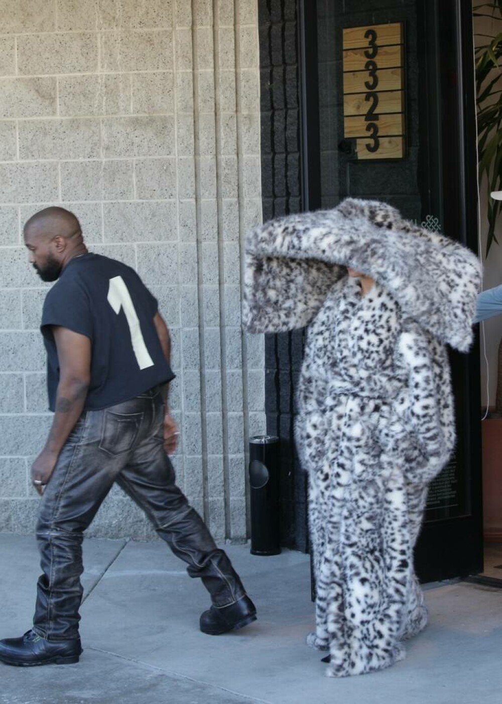 Bianca Censori, din nou în centrul atenției. Soția lui Kanye West a purtat o ținută din blană extravagantă. GALERIE FOTO - Imaginea 12