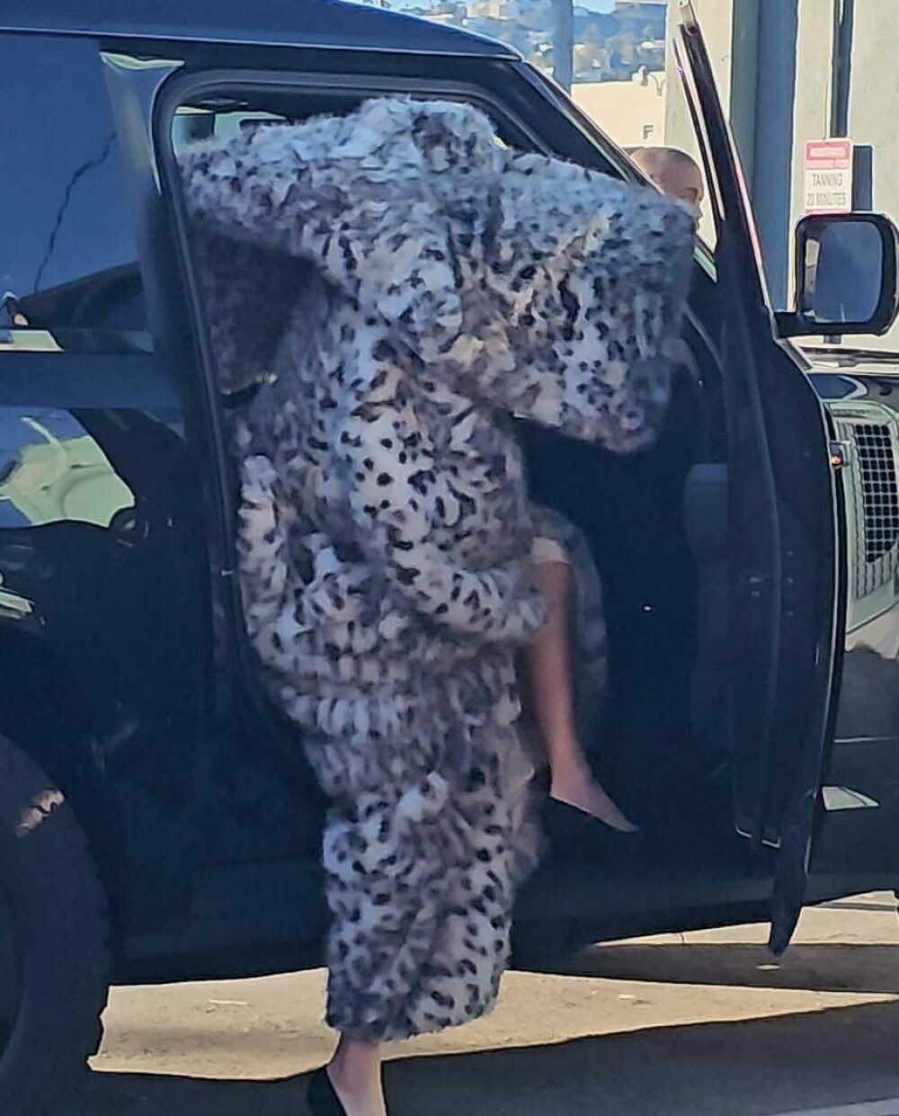 Bianca Censori, din nou în centrul atenției. Soția lui Kanye West a purtat o ținută din blană extravagantă. GALERIE FOTO - Imaginea 13