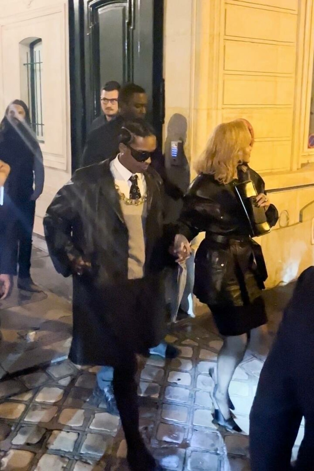 Rihanna și ASAP Rocky, mai îndrăgostiți ca niciodată. Cum au fost surprinși pe străzile din Paris. GALERIE FOTO - Imaginea 3