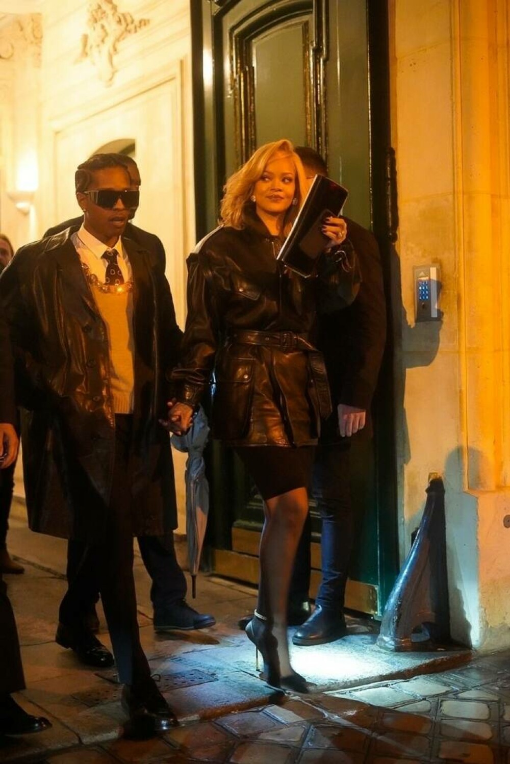 Rihanna și ASAP Rocky, mai îndrăgostiți ca niciodată. Cum au fost surprinși pe străzile din Paris. GALERIE FOTO - Imaginea 4