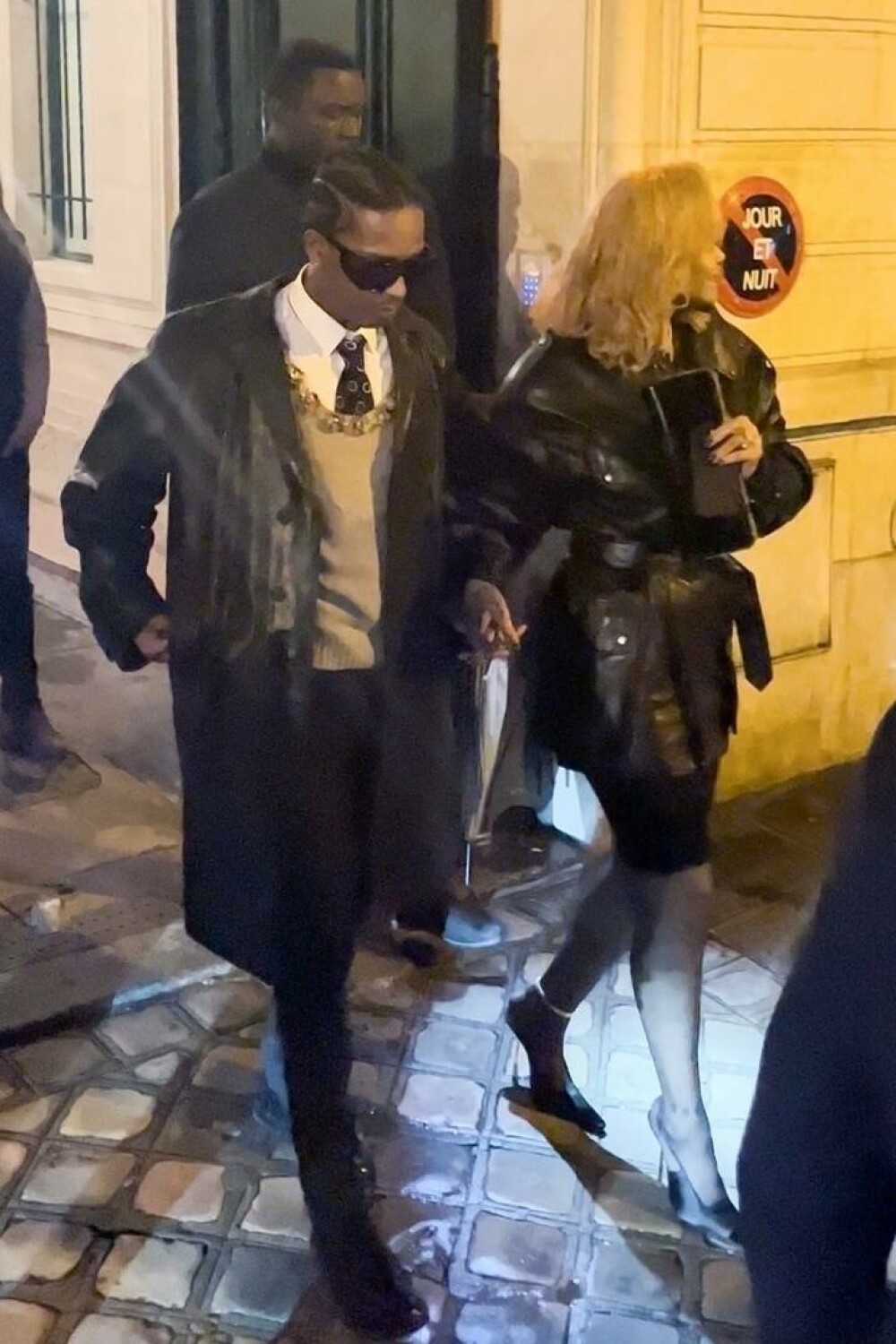 Rihanna și ASAP Rocky, mai îndrăgostiți ca niciodată. Cum au fost surprinși pe străzile din Paris. GALERIE FOTO - Imaginea 9