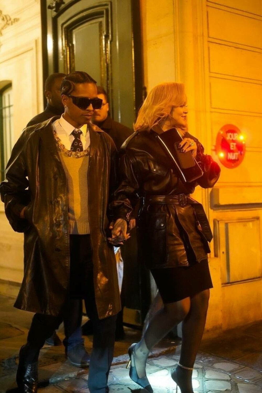 Rihanna și ASAP Rocky, mai îndrăgostiți ca niciodată. Cum au fost surprinși pe străzile din Paris. GALERIE FOTO - Imaginea 10