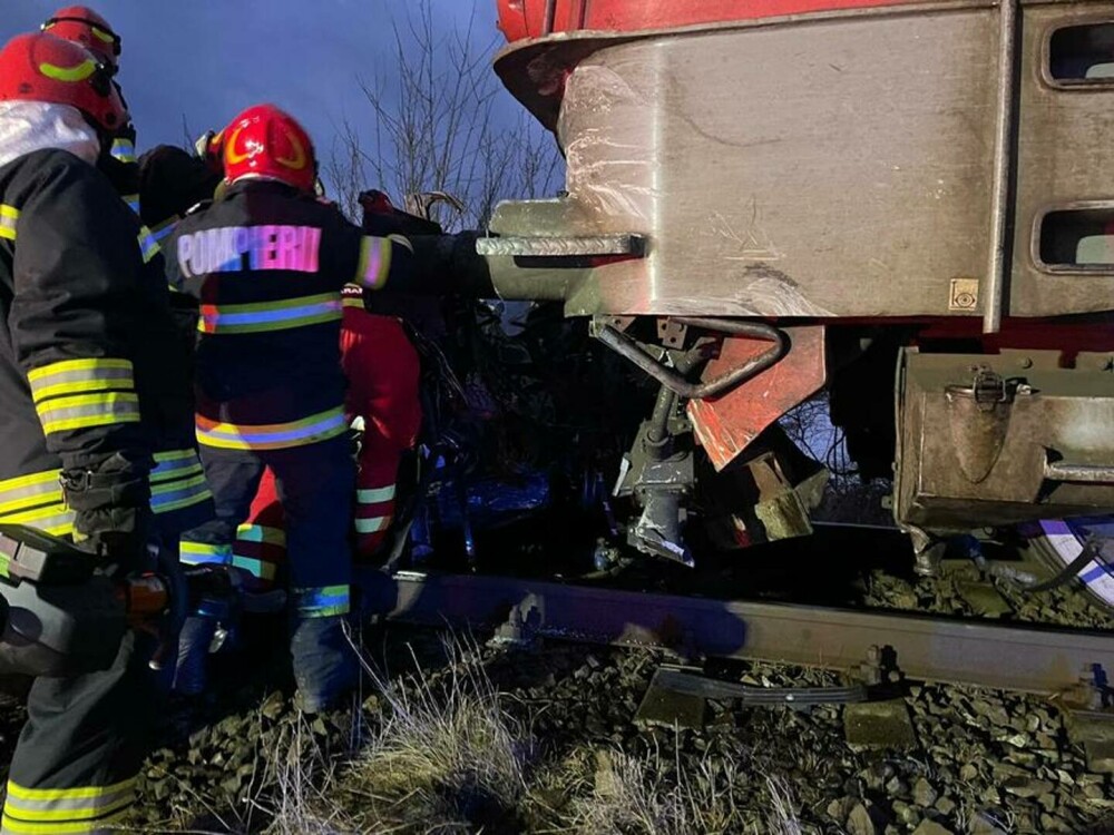 Accident feroviar mortal în Bacău. Doi tineri au murit după ce un tren cu 30 de pasageri a lovit o mașină | FOTO - Imaginea 2