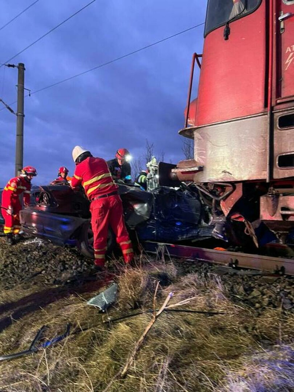 Accident feroviar mortal în Bacău. Doi tineri au murit după ce un tren cu 30 de pasageri a lovit o mașină | FOTO - Imaginea 3