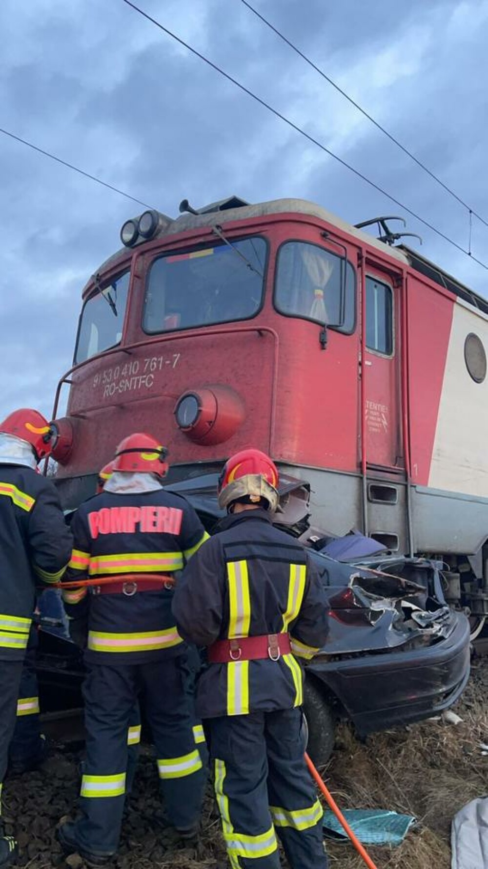 Accident feroviar mortal în Bacău. Doi tineri au murit după ce un tren cu 30 de pasageri a lovit o mașină | FOTO - Imaginea 4