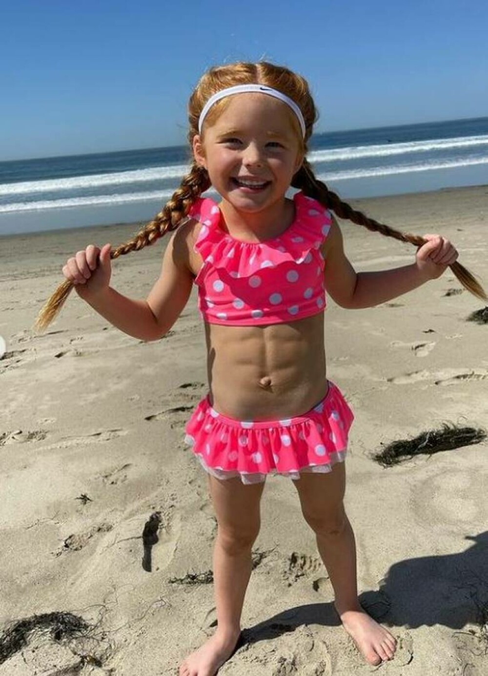 Cum arată fetița cu abdomen de fier. La doar șapte ani are „six-pack”. „E ca o cărămidă mică” | FOTO - Imaginea 7