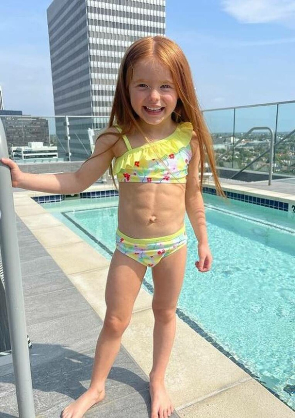 Cum arată fetița cu abdomen de fier. La doar șapte ani are „six-pack”. „E ca o cărămidă mică” | FOTO - Imaginea 10
