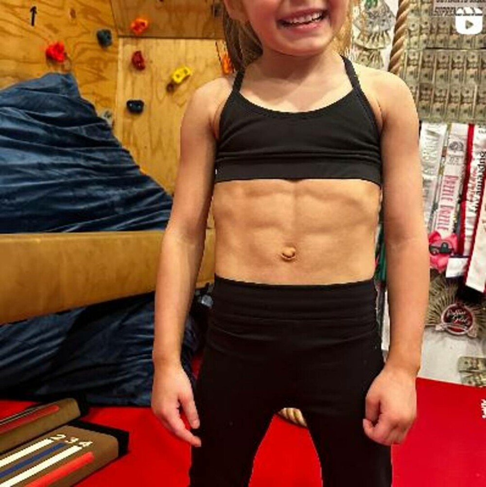 Cum arată fetița cu abdomen de fier. La doar șapte ani are „six-pack”. „E ca o cărămidă mică” | FOTO - Imaginea 17