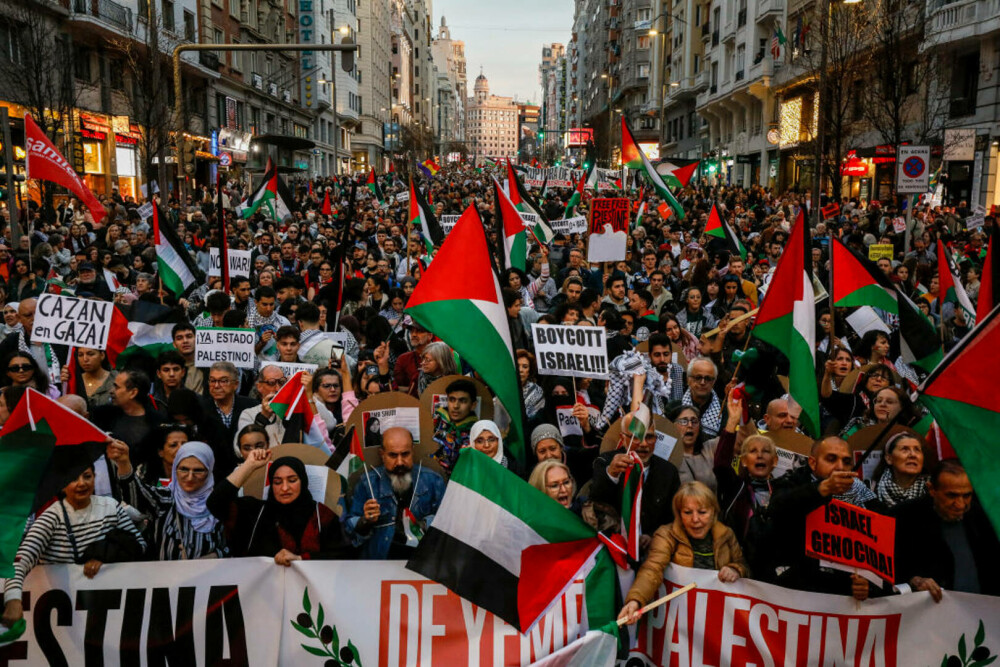 Madrid: Protest de amploare împotriva ”genocidului” din Fâşia Gaza. ”Israelul asasinează, UE sponsorizează” | FOTO - Imaginea 1