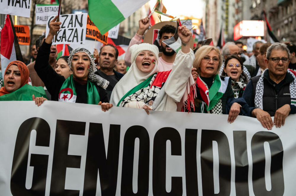Madrid: Protest de amploare împotriva ”genocidului” din Fâşia Gaza. ”Israelul asasinează, UE sponsorizează” | FOTO - Imaginea 2