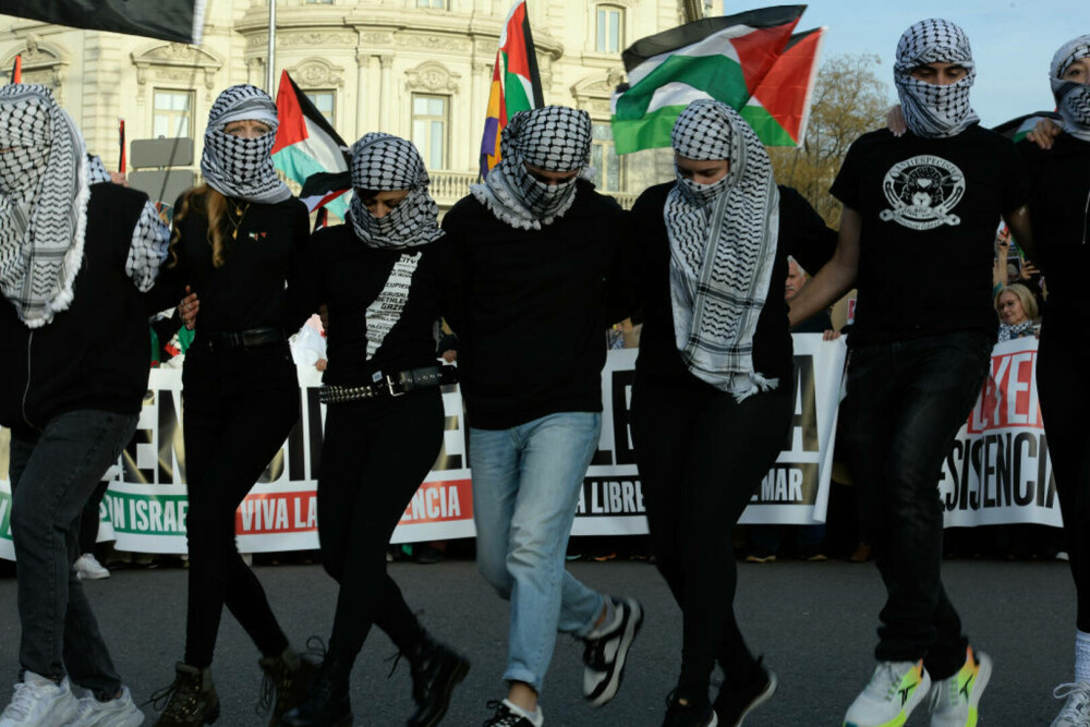 Madrid: Protest de amploare împotriva ”genocidului” din Fâşia Gaza. ”Israelul asasinează, UE sponsorizează” | FOTO - Imaginea 5