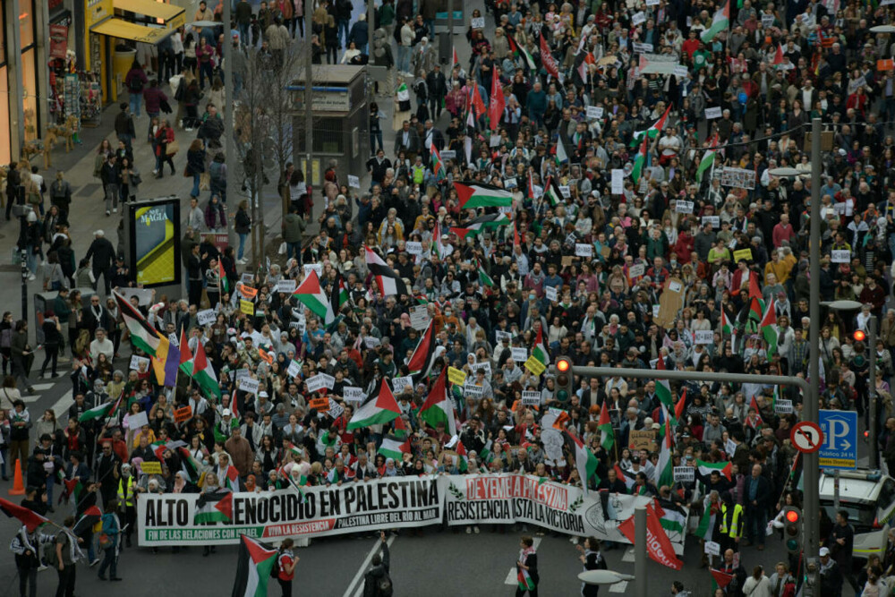 Madrid: Protest de amploare împotriva ”genocidului” din Fâşia Gaza. ”Israelul asasinează, UE sponsorizează” | FOTO - Imaginea 7