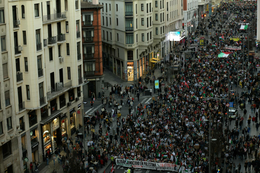 Madrid: Protest de amploare împotriva ”genocidului” din Fâşia Gaza. ”Israelul asasinează, UE sponsorizează” | FOTO - Imaginea 9