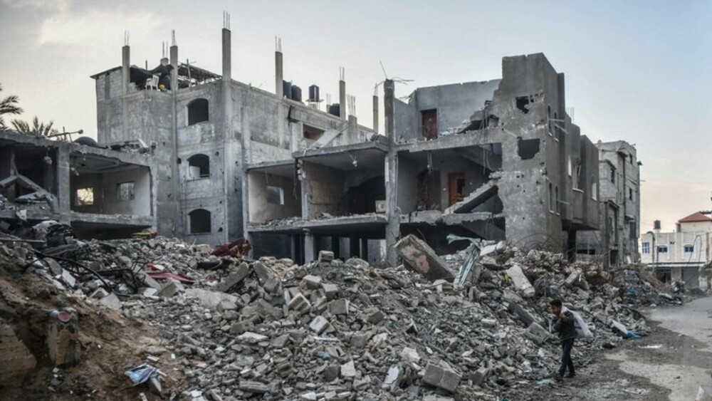 Imaginile dezastrului din Fâșia Gaza. Peisajul apocaliptic lăsat în urma bombardamentelor israeliene | GALERIE FOTO - Imaginea 23