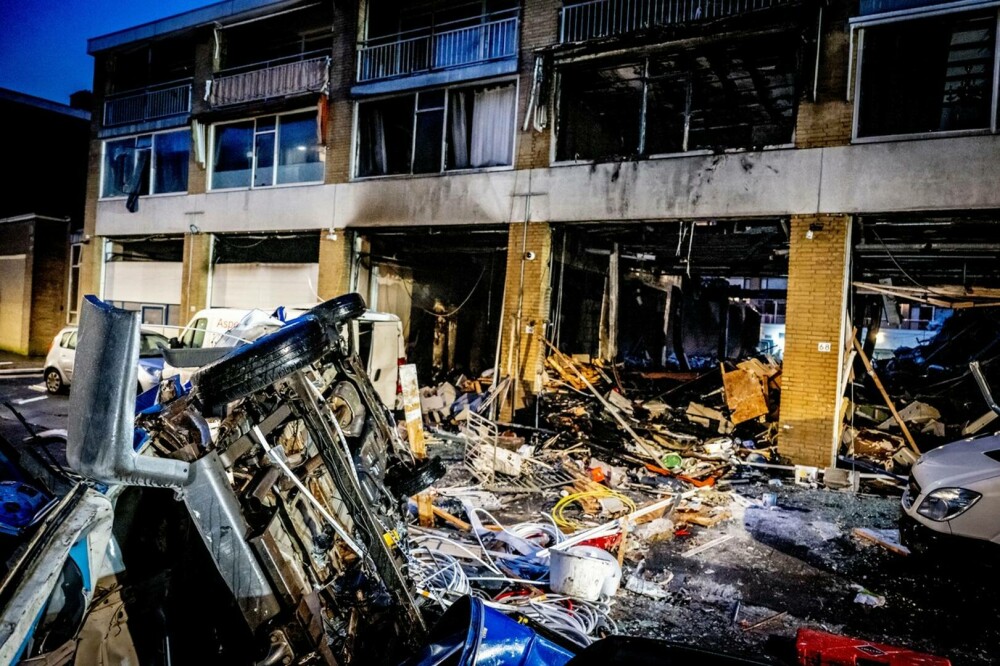 „Este un mare dezastru”. Doi răniţi şi trei dispăruţi în Olanda, în urma exploziei unei maşini într-un garaj subteran | FOTO - Imaginea 1