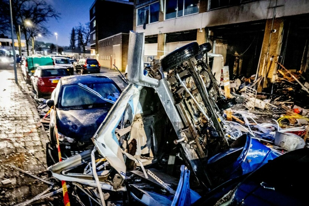 „Este un mare dezastru”. Doi răniţi şi trei dispăruţi în Olanda, în urma exploziei unei maşini într-un garaj subteran | FOTO - Imaginea 2