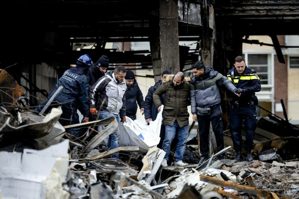 „Este un mare dezastru”. Doi răniţi şi trei dispăruţi în Olanda, în urma exploziei unei maşini într-un garaj subteran | FOTO - Imaginea 13