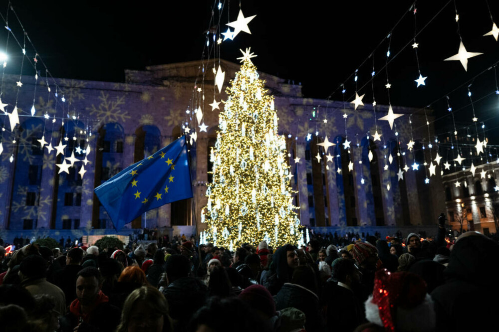 Cum a sărbătorit lumea trecerea în Anul Nou. 2025, întâmpinat cu focuri de artificii și spectacole cu drone - Imaginea 1