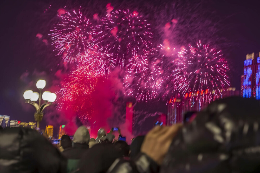 Cum a sărbătorit lumea trecerea în Anul Nou. 2025, întâmpinat cu focuri de artificii și spectacole cu drone - Imaginea 10