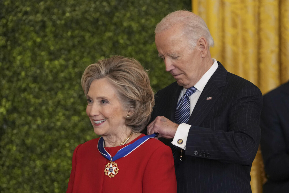 Joe Biden a decorat mai multe personalităţi cu Medalia Libertăţii, printre care George Soros, Hillary Clinton sau Bono - Imaginea 7