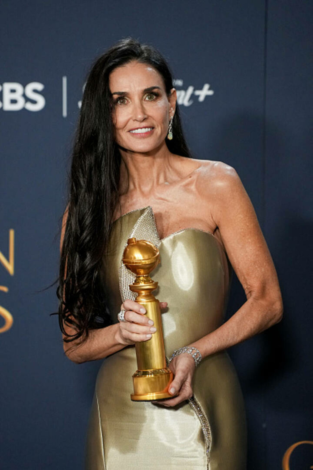 Demi Moore a câștigat primul Glob de Aur, pentru rolul din „The Substance”. Apariție spectaculoasă pe covorul roșu. FOTO - Imaginea 11