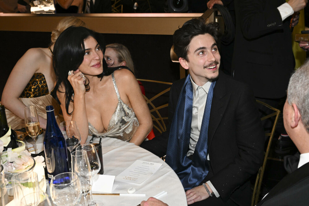 Globurile de Aur 2025. Cele mai frumoase cupluri de pe covorul roșu. Cum au fost surprinși ​Timothée Chalamet și Kylie. FOTO - Imaginea 4