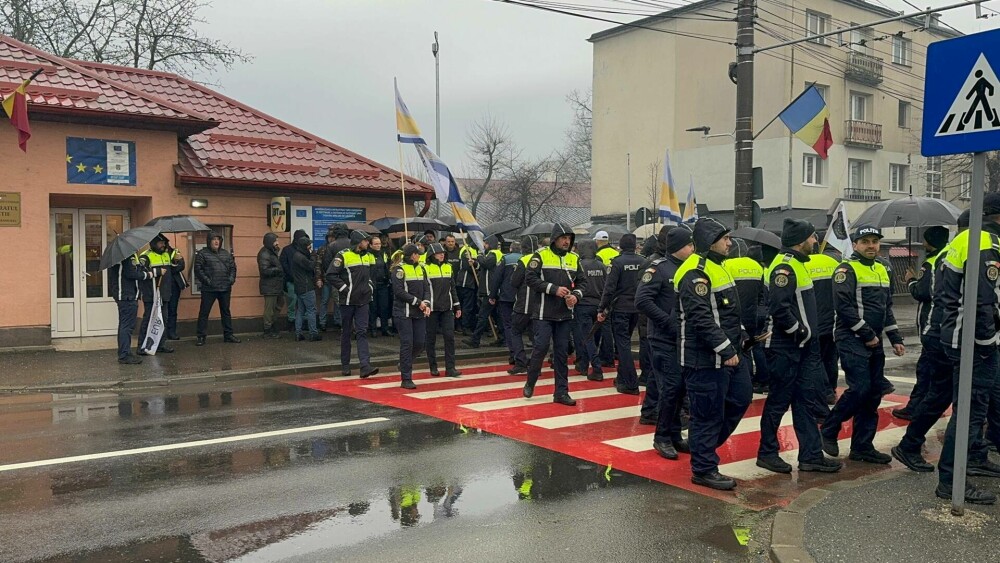 Mii de polițiști din mai multe județe au protestat față de prevederile ordonanței „trenuleț”: „Opriţi bătaia de joc” - Imaginea 3