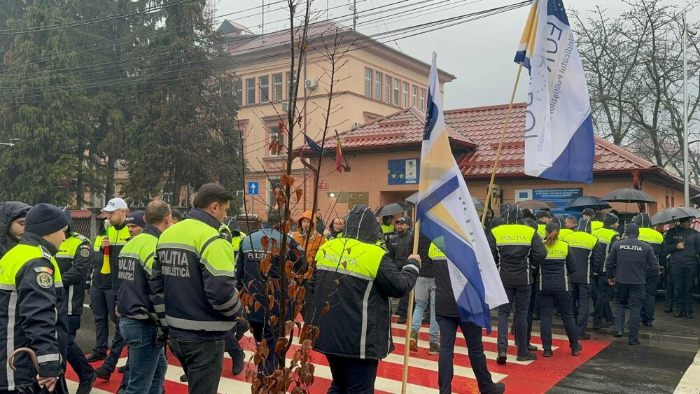 Mii de polițiști din mai multe județe au protestat față de prevederile ordonanței „trenuleț”: „Opriţi bătaia de joc” - Imaginea 4