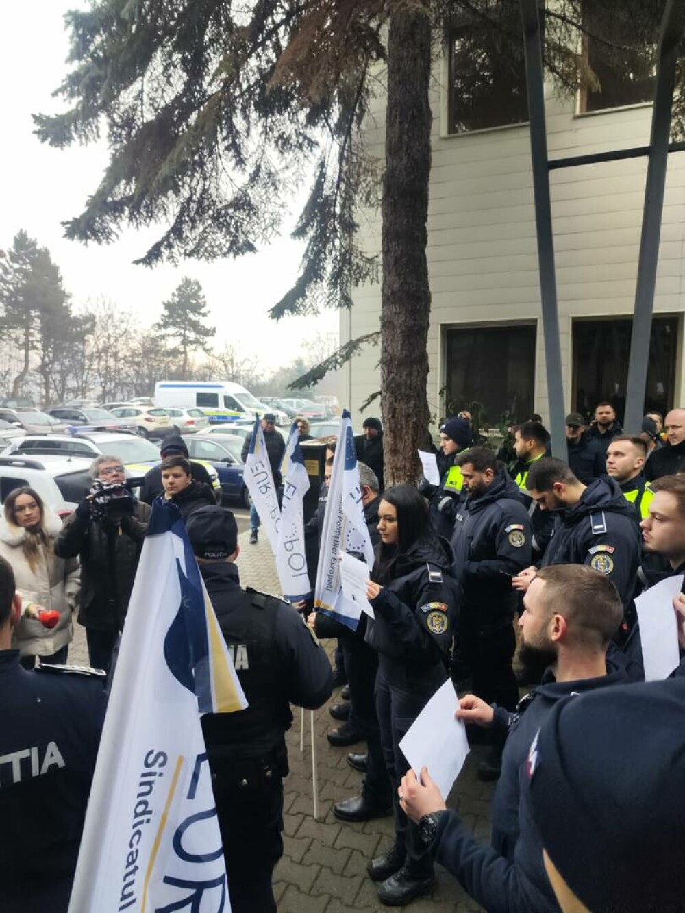 Mii de polițiști din mai multe județe au protestat față de prevederile ordonanței „trenuleț”: „Opriţi bătaia de joc” - Imaginea 5