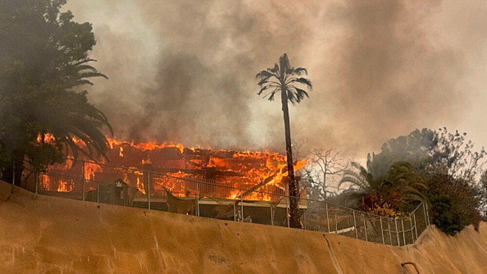 Incendiile din jurul Los Angeles, în imagini. Rafalele de până la 160 km/h au transportat jarul la kilometri depărtare. FOTO - Imaginea 1