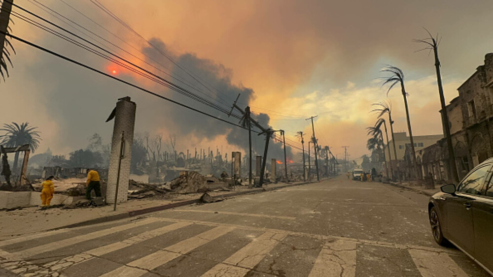 Incendiile din jurul Los Angeles, în imagini. Rafalele de până la 160 km/h au transportat jarul la kilometri depărtare. FOTO - Imaginea 2